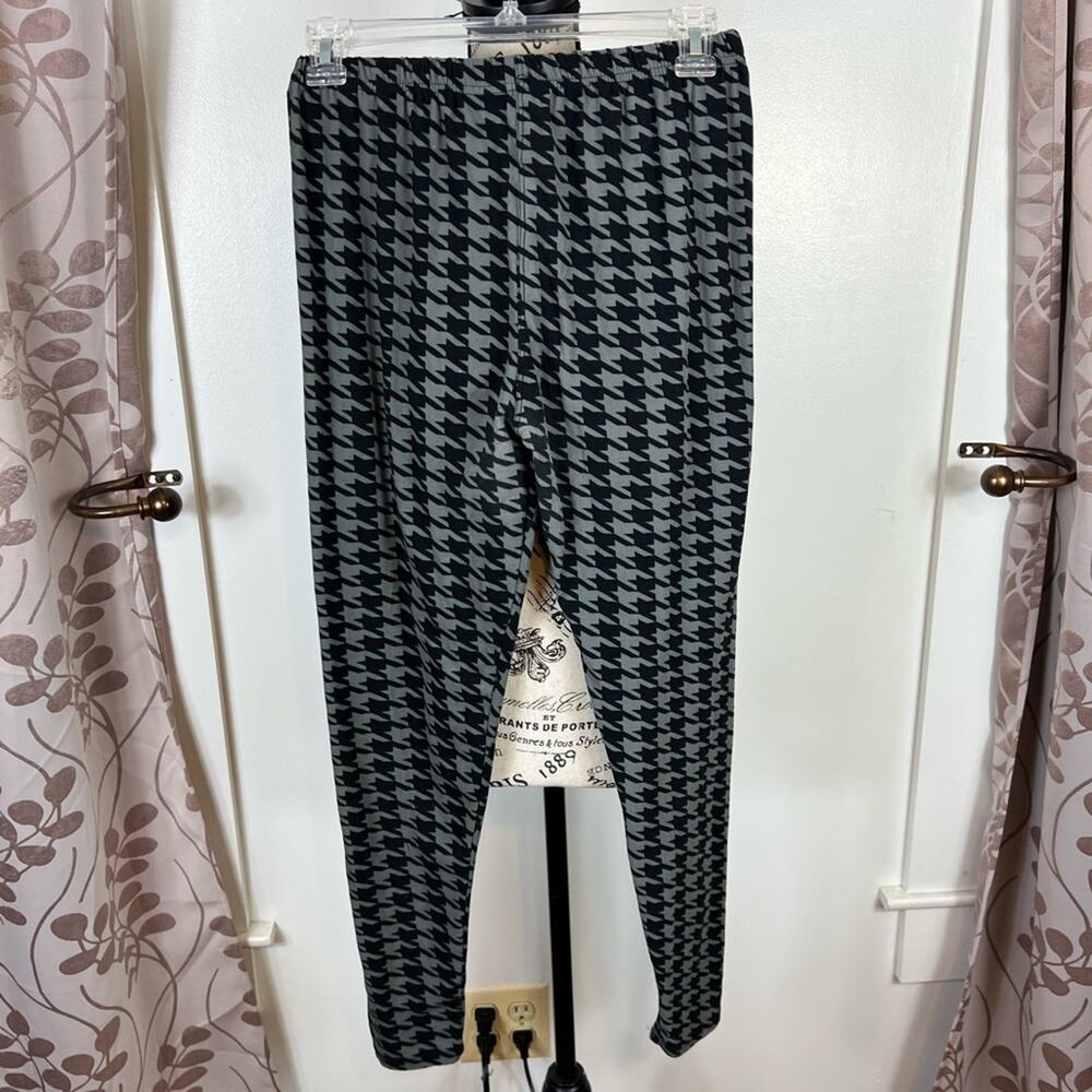 Black and gray houndstooth leggings